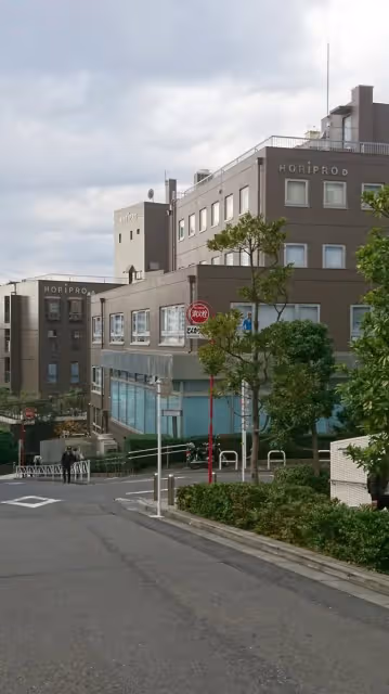 山口百惠為小田信吾送行，這個男人不僅是恩師還是她一生的好朋友