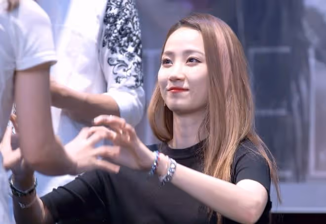 她曾是韓國女團的頂流女星，和父親斷絕關係後，又因書評遭議論
