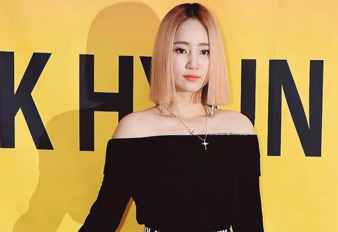 她曾是韓國女團的頂流女星，和父親斷絕關係後，又因書評遭議論