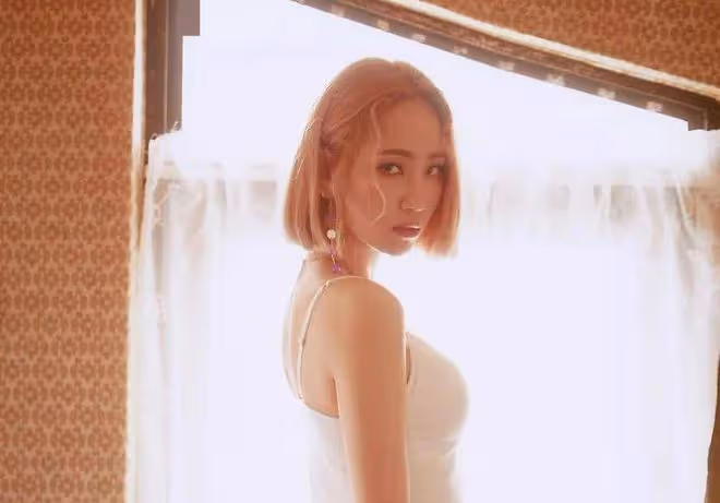 她曾是韓國女團的頂流女星，和父親斷絕關係後，又因書評遭議論