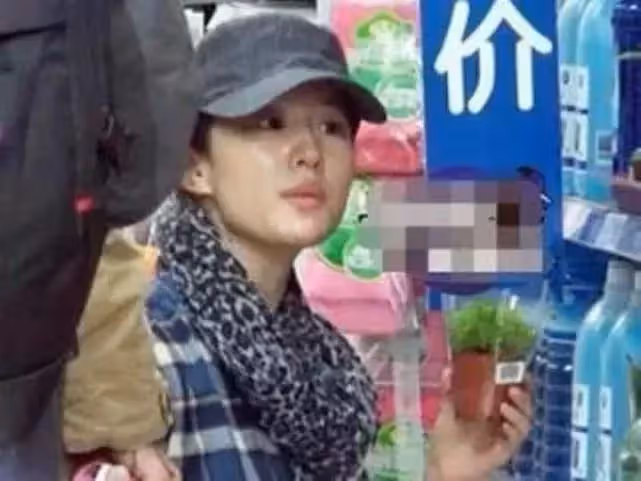 劉亦菲現身超市,素顏肥的出油,臉部浮腫厲害女神形象不在,網友:連她都成了一個老阿姨