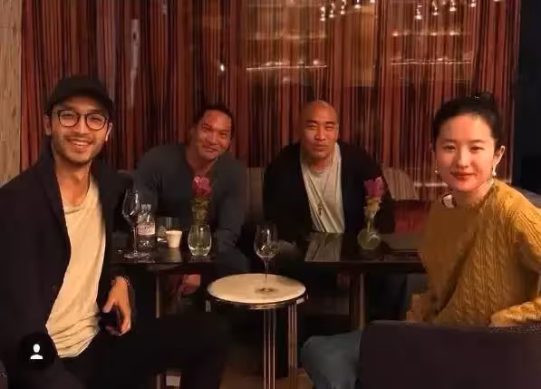 劉亦菲現身超市,素顏肥的出油,臉部浮腫厲害女神形象不在,網友:連她都成了一個老阿姨