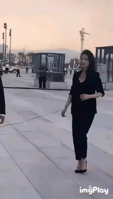 劉亦菲現身超市,素顏肥的出油,臉部浮腫厲害女神形象不在,網友:連她都成了一個老阿姨