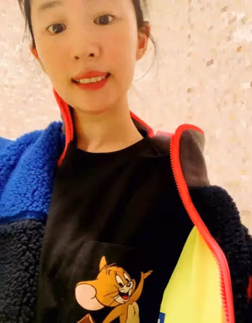 劉亦菲現身超市,素顏肥的出油,臉部浮腫厲害女神形象不在,網友:連她都成了一個老阿姨