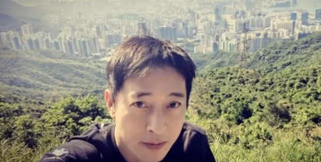 帥氣不減當年!56歲香港知名男星近況曝光,堅持吃素20年狀態極佳