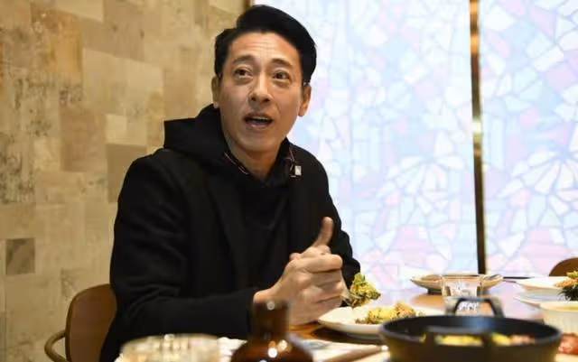帥氣不減當年!56歲香港知名男星近況曝光,堅持吃素20年狀態極佳