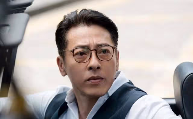 帥氣不減當年!56歲香港知名男星近況曝光,堅持吃素20年狀態極佳