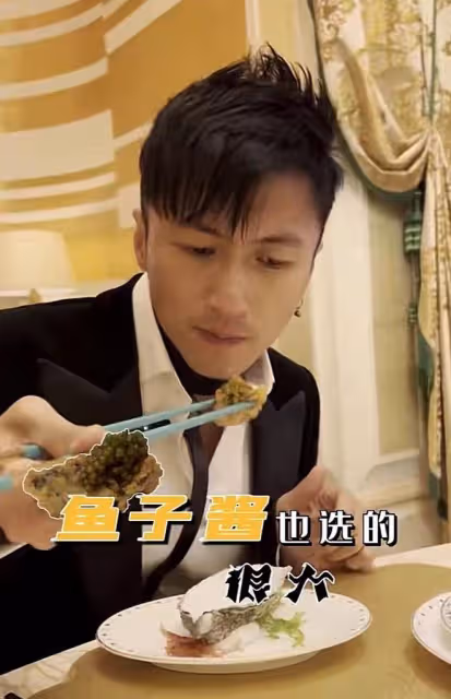 謝霆鋒去五星級酒店吃飯,脖子上項圈太搶鏡,網友:皮帶系錯地方