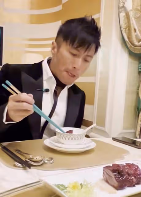 謝霆鋒去五星級酒店吃飯,脖子上項圈太搶鏡,網友:皮帶系錯地方