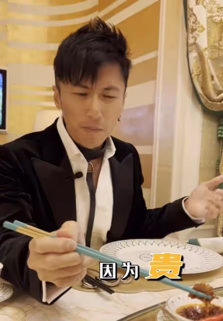 謝霆鋒去五星級酒店吃飯,脖子上項圈太搶鏡,網友:皮帶系錯地方