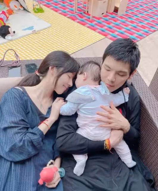向太官宣郭碧婷懷兒子太興奮！首次公開孫女正臉，小奶黃長相隨媽
