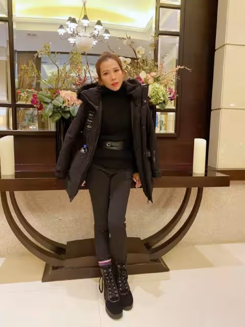 48歲蔡少芬曬近照,身材超瘦不像孩子媽,意外曝光豪宅內景,裝修精緻顯品味,與以往擁擠住宅差距明顯,網友:還是內地賺錢啊