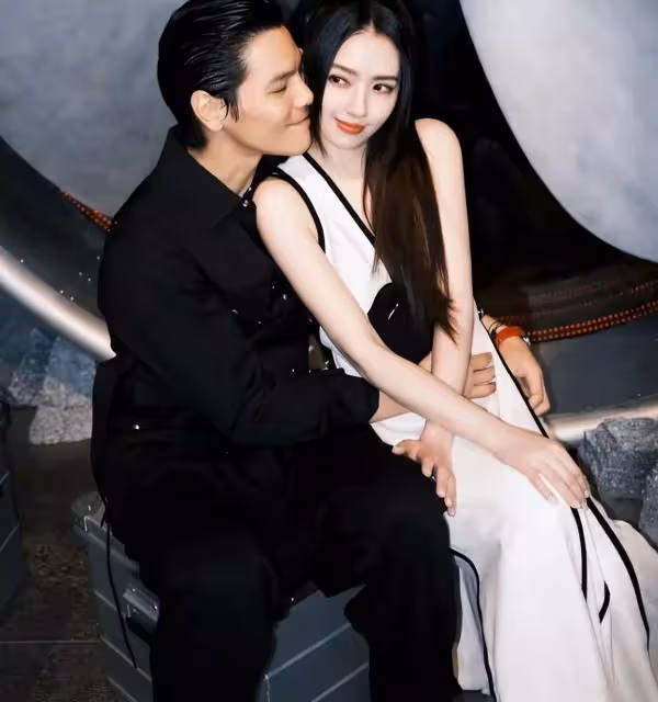 郭碧婷喜懷二胎，向太開心曬「孫女萌照」，小奶皇「戴墨鏡叼奶嘴」對著鏡頭耍酷，網友：瞬間就被萌到啦！