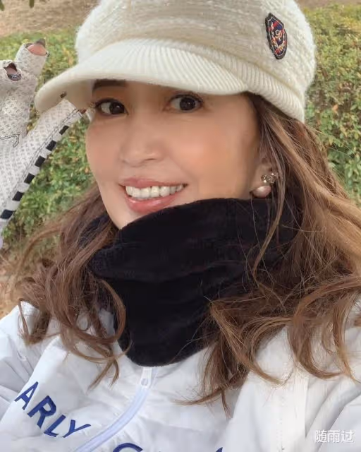 日本71歲美女奶奶顏值逆齡:身材不輸少女,和孫子出門被認母子