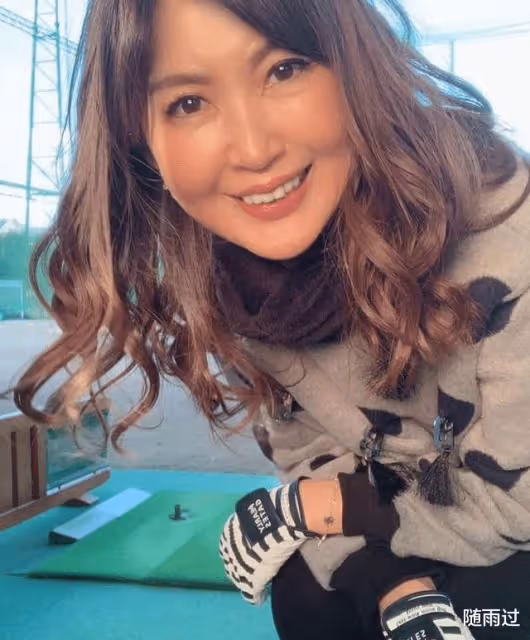 日本71歲美女奶奶顏值逆齡:身材不輸少女,和孫子出門被認母子