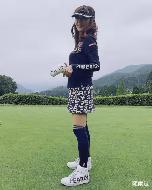 日本71歲美女奶奶顏值逆齡:身材不輸少女,和孫子出門被認母子
