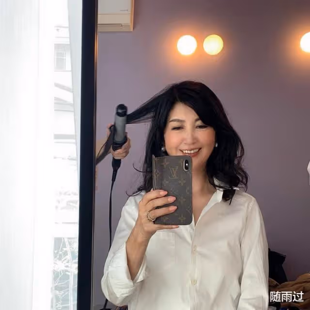 日本71歲美女奶奶顏值逆齡:身材不輸少女,和孫子出門被認母子