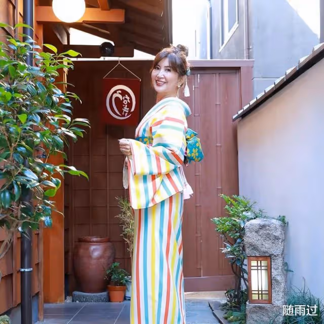 日本71歲美女奶奶顏值逆齡:身材不輸少女,和孫子出門被認母子