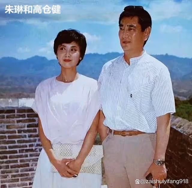 朱琳與日本影星高倉健一張珍貴合影:大家喜歡他們兩個嗎?