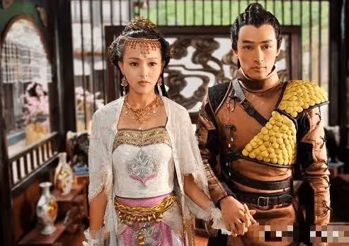 第一個走下坡路的85花,唐嫣新劇出演女配,被大齡女演員壓制!