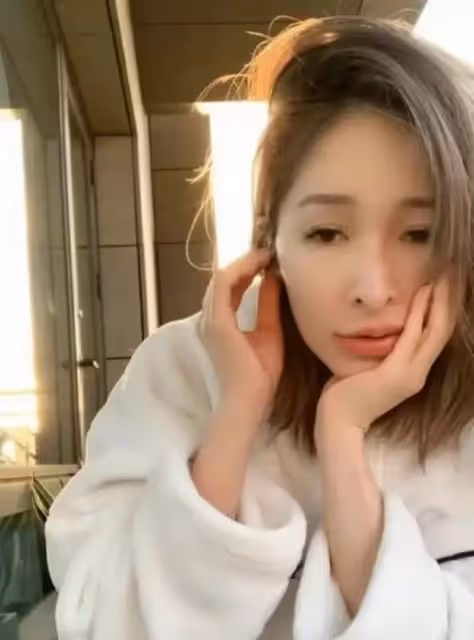 蕭亞軒素顏直播公開右臉傷疤,臉部消瘦面容憔悴,肌膚光滑無瑕疵:42歲美貌依舊在線
