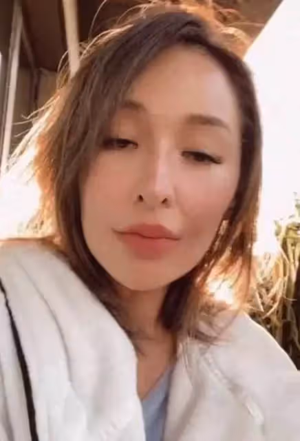蕭亞軒素顏直播公開右臉傷疤,臉部消瘦面容憔悴,肌膚光滑無瑕疵:42歲美貌依舊在線