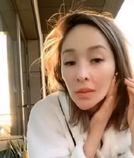 蕭亞軒素顏直播公開右臉傷疤,臉部消瘦面容憔悴,肌膚光滑無瑕疵:42歲美貌依舊在線