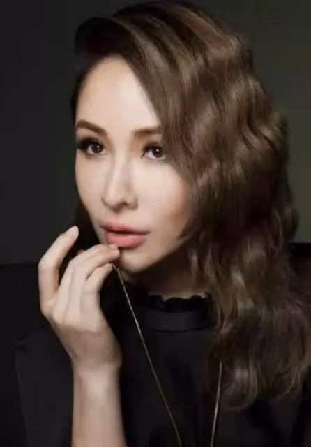 蕭亞軒素顏直播公開右臉傷疤,臉部消瘦面容憔悴,肌膚光滑無瑕疵:42歲美貌依舊在線