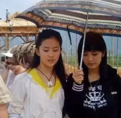 當年沒沒無聞!女星15年前「只配在劉亦菲身邊撐傘」 如今超越她「成演藝圈女王」還當上大老闆