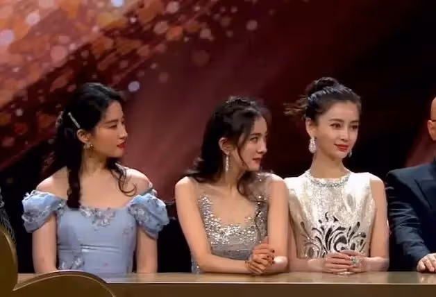 當年沒沒無聞!女星15年前「只配在劉亦菲身邊撐傘」 如今超越她「成演藝圈女王」還當上大老闆
