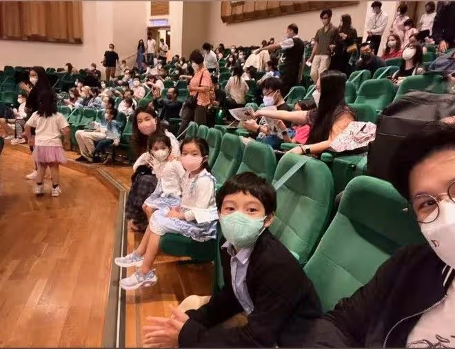 霍啟剛全家溫馨出行!倆女兒打扮似公主兒子長像爸,郭晶晶罕素顏