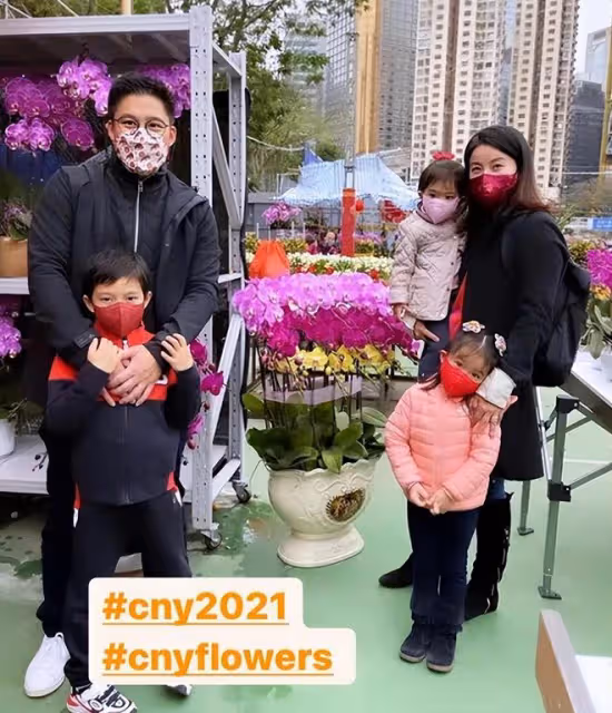 霍啟剛全家溫馨出行!倆女兒打扮似公主兒子長像爸,郭晶晶罕素顏