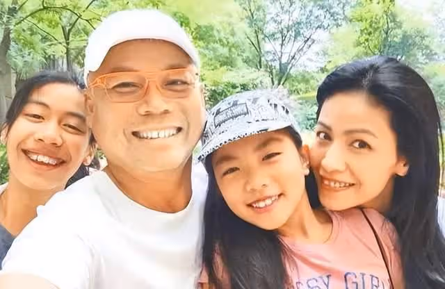 巫啟賢22歲女兒美國慶生!皮膚黝黑似混血,穿弔帶長裙秀火辣身材