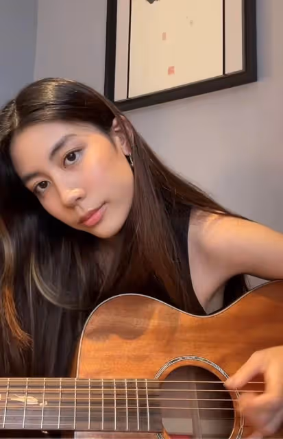 巫啟賢22歲女兒美國慶生!皮膚黝黑似混血,穿弔帶長裙秀火辣身材