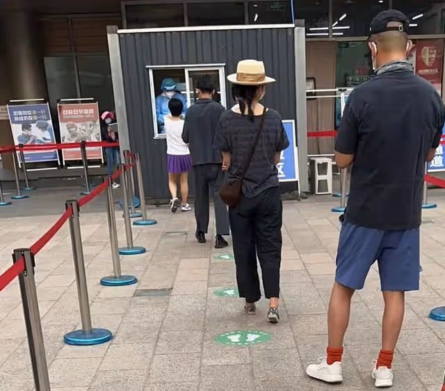 59歲姜文與二婚老婆排隊核酸,身形暴瘦好低調,一旁周韻打扮俏皮