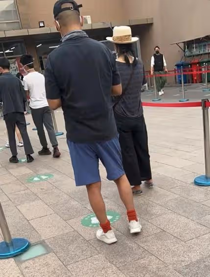 59歲姜文與二婚老婆排隊核酸,身形暴瘦好低調,一旁周韻打扮俏皮