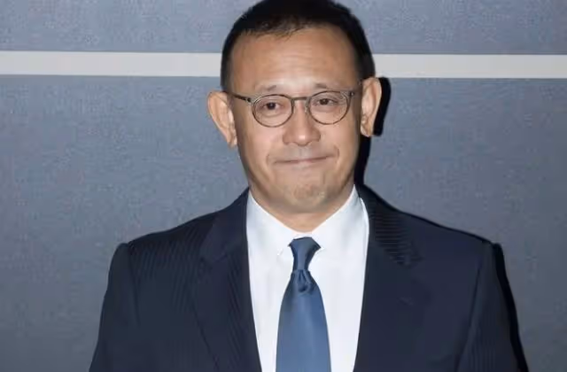 59歲姜文與二婚老婆排隊核酸,身形暴瘦好低調,一旁周韻打扮俏皮