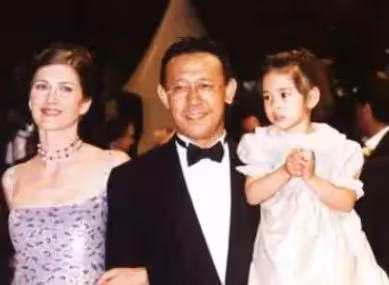 59歲姜文與二婚老婆排隊核酸,身形暴瘦好低調,一旁周韻打扮俏皮