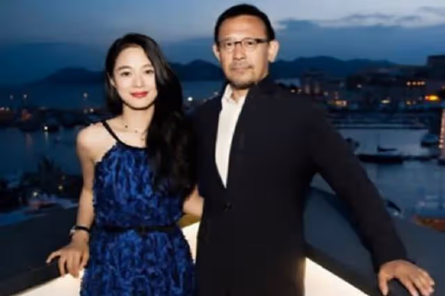 59歲姜文與二婚老婆排隊核酸,身形暴瘦好低調,一旁周韻打扮俏皮