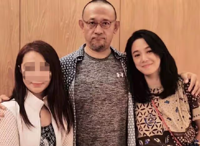 59歲姜文與二婚老婆排隊核酸,身形暴瘦好低調,一旁周韻打扮俏皮