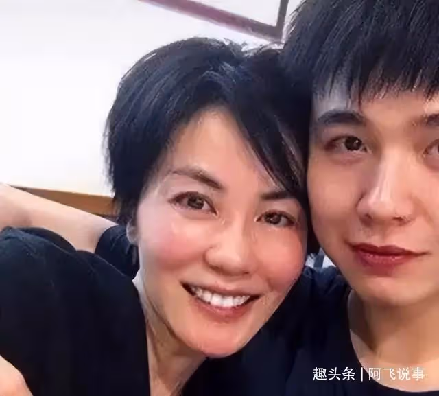 謝霆鋒、張柏芝雙雙回港,兩人被指復合有望,最高興的人是謝賢