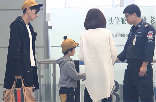 疑似假離婚?張亮、寇靜帶孩子甜蜜逛商場,有人猜測兩人將要復合