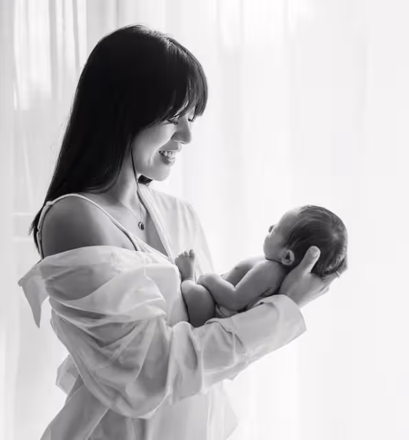 香港知名女星曬全家福！產二胎後身材迅速恢復，四肢纖細依舊豐滿