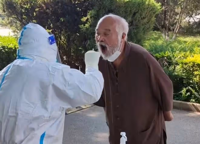 67歲李琦穿破洞衣服做核酸,越老越瘦顯憔悴,走路顫巍還當志願者