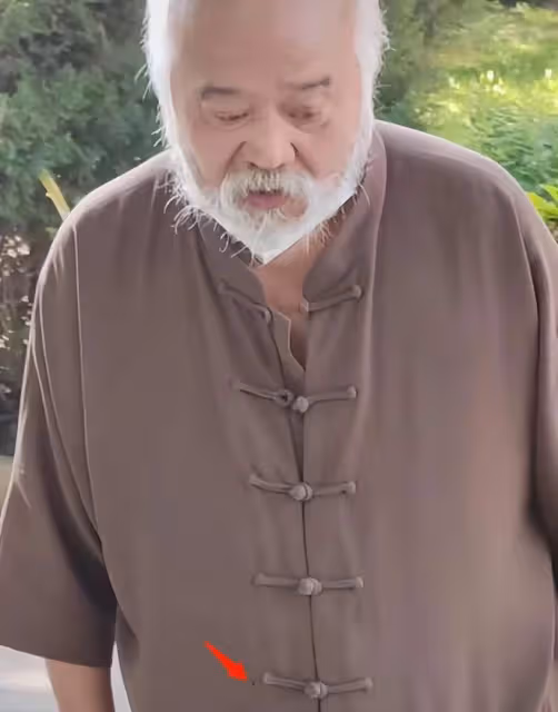 67歲李琦穿破洞衣服做核酸,越老越瘦顯憔悴,走路顫巍還當志願者