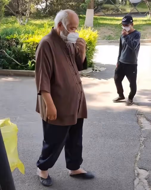 67歲李琦穿破洞衣服做核酸,越老越瘦顯憔悴,走路顫巍還當志願者