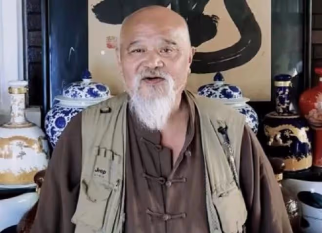 67歲李琦穿破洞衣服做核酸,越老越瘦顯憔悴,走路顫巍還當志願者