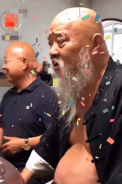 67歲李琦穿破洞衣服做核酸,越老越瘦顯憔悴,走路顫巍還當志願者