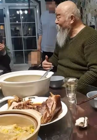 67歲李琦穿破洞衣服做核酸,越老越瘦顯憔悴,走路顫巍還當志願者