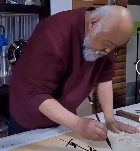 67歲李琦穿破洞衣服做核酸,越老越瘦顯憔悴,走路顫巍還當志願者